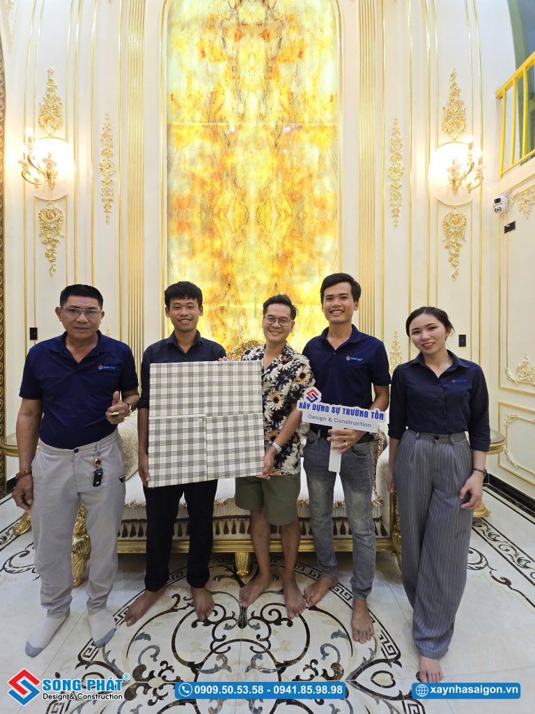 Song Phát bàn giao nhà mới cho gia đinh anh Phú