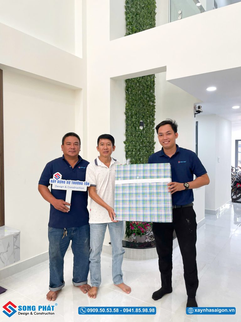 Song Phát bàn giao nhà cho anh Nhã