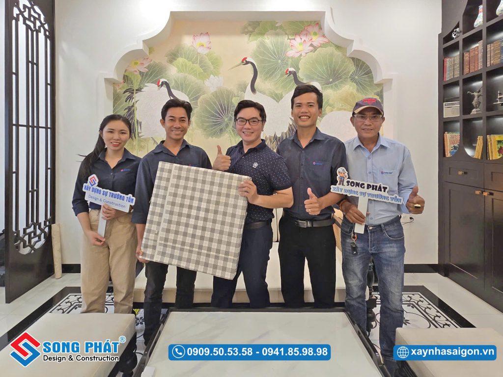 Đội ngũ Song phát và anh Khoa trong buổi bàn giao nhà mới