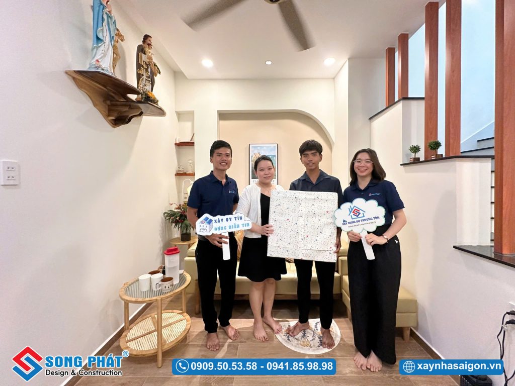 Đội ngũ Song Phát bàn giao nhà cho gia đình