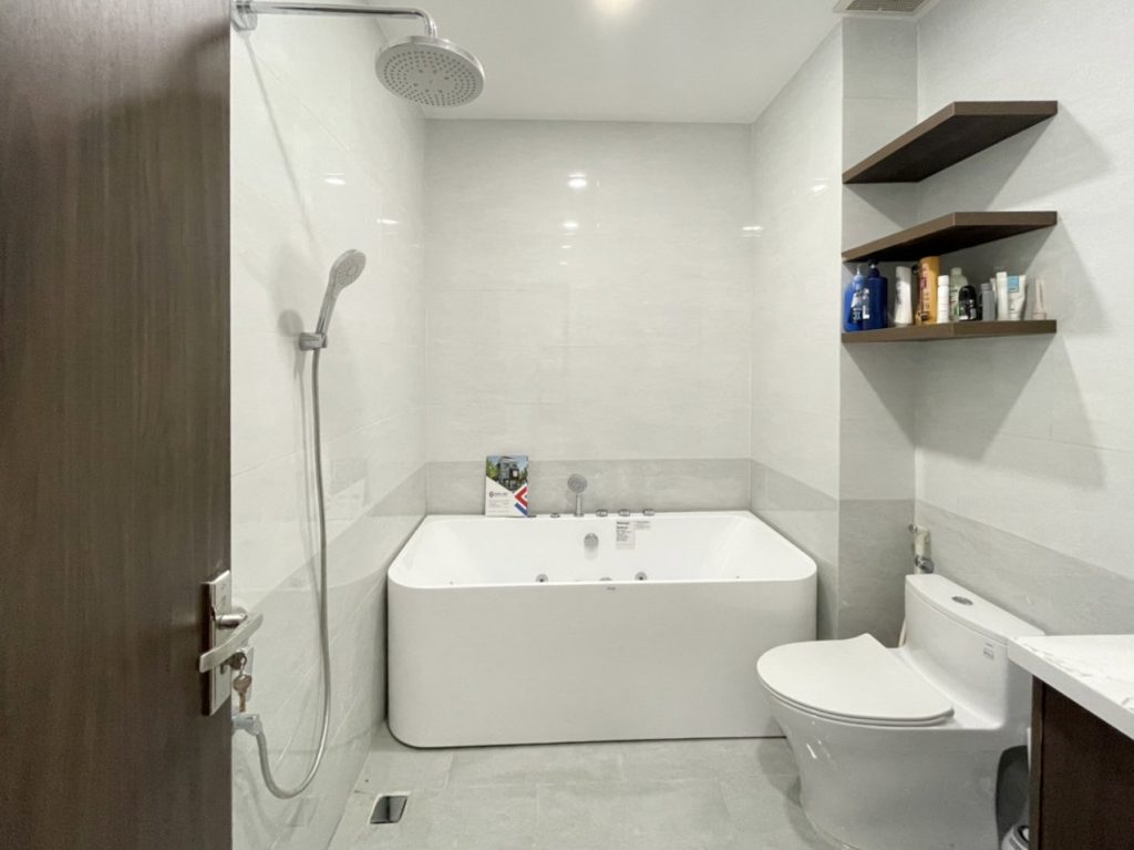 Nhà vệ sinh lầu 2 bố trí đầy đủ vật dụng và có bồn tắm nằm hiện đại