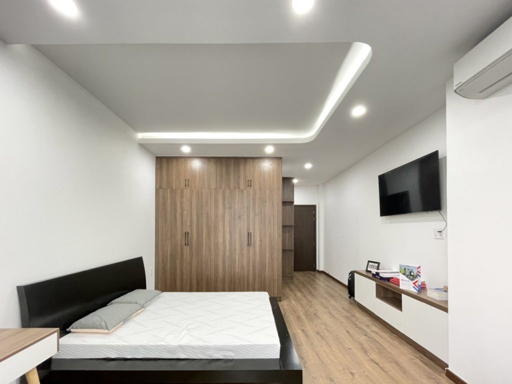 Phòng ngủ master với thiết kế rộng rãi và tinh tế.