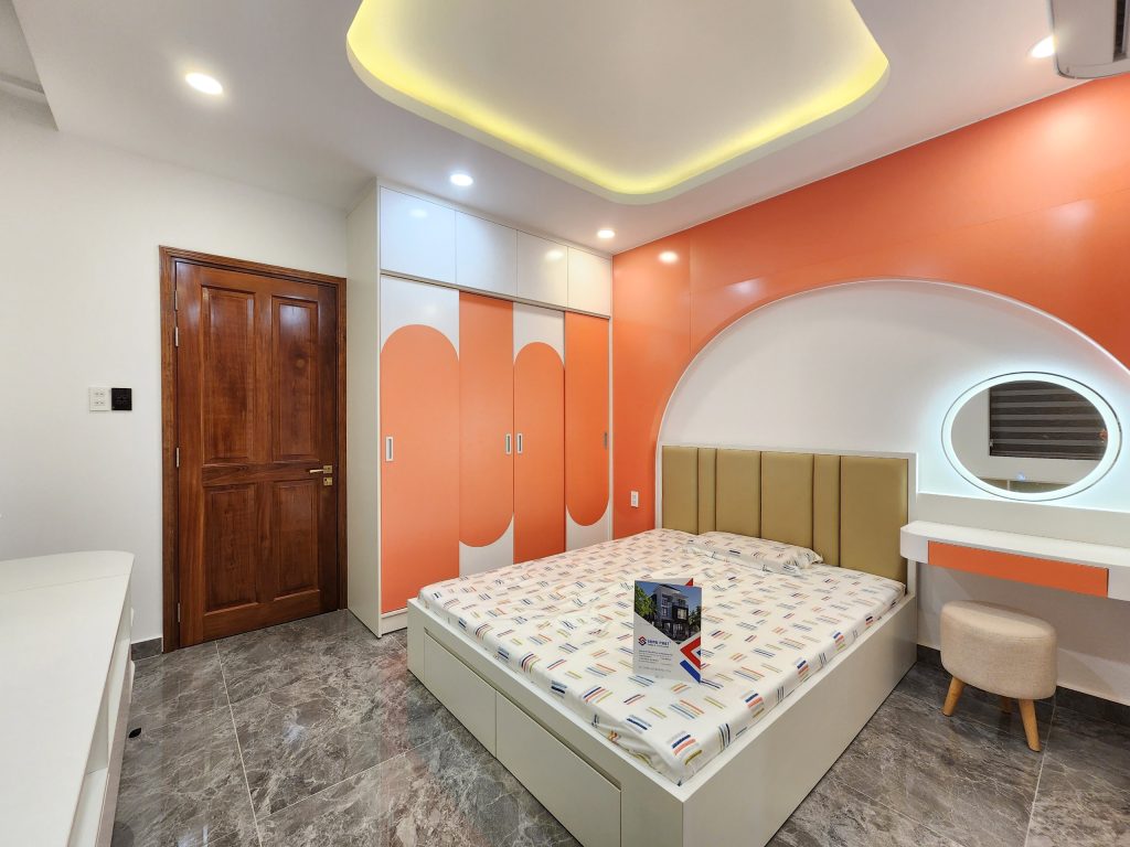 Phòng ngủ con gái nhỏ tại phía bên trong lầu 2 có màu sắc nổi bật, năng động 