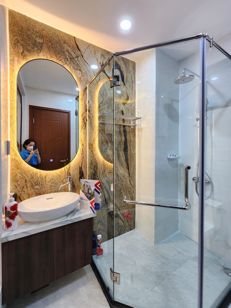 Những chi tiết phòng tắm vách kính, gương đèn led, gạch ốp đường vân khắc họa rõ nét cho sự nổi bật của gian phòng 
