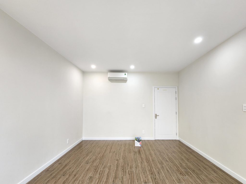 Gian phòng đơn giản tạo sự nổi bật từ sàn gỗ trên sắc trắng