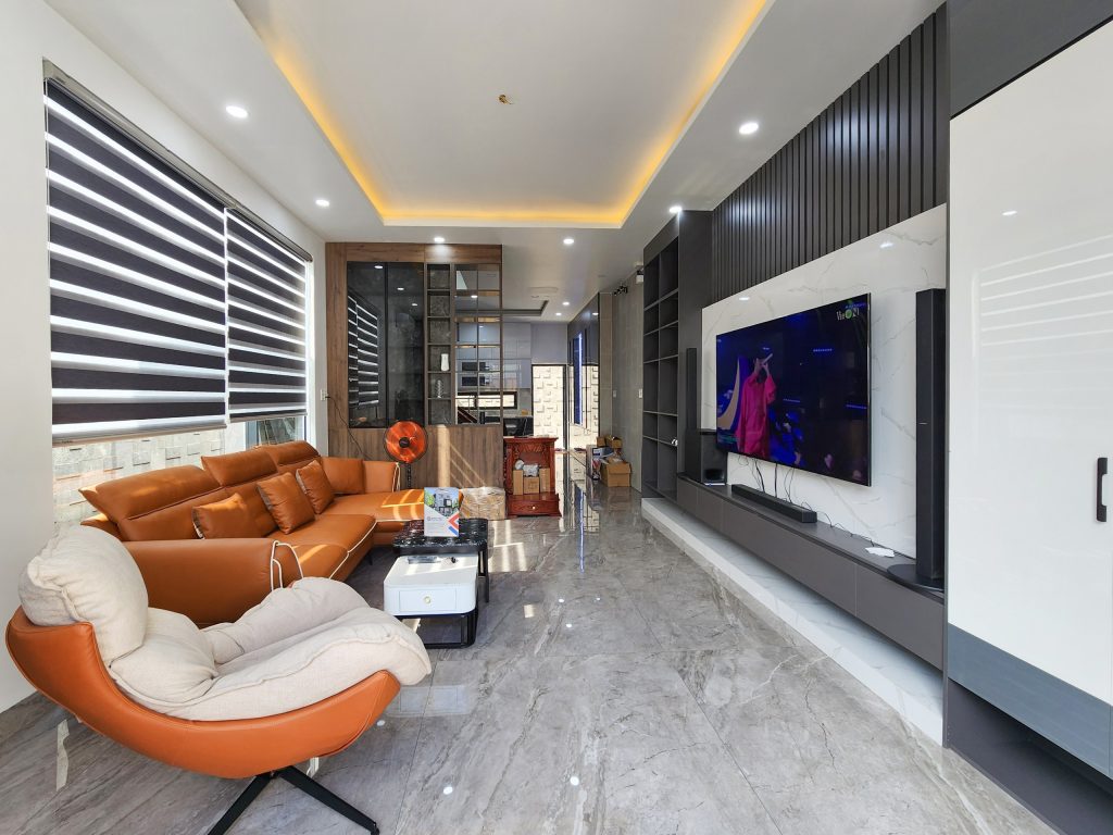 Không gian phòng khách nổi bật nhờ màu sắc bộ sofa tươi tắn