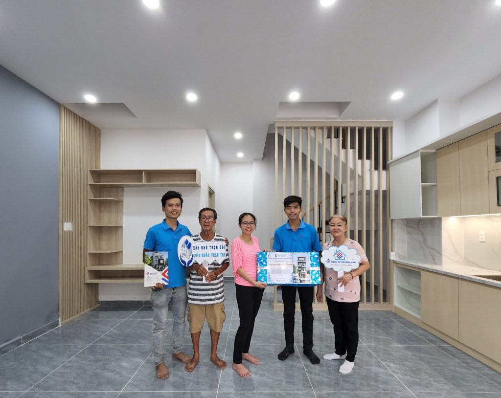 Ngày 30/7 đội ngũ nhân viên Song Phát đã bàn giao nhà mới đến cho gia đình
