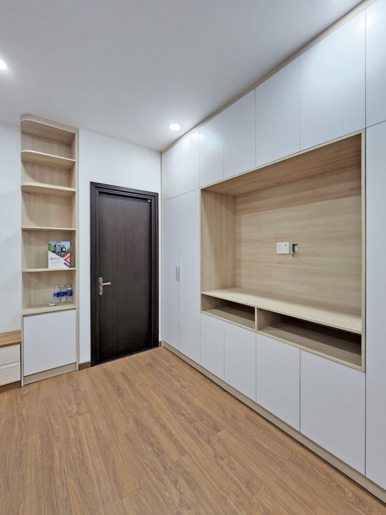 Toàn bộ không gian từ các kệ tủ đến sàn nhà đều sử dụng chất liệu gỗ khiến cho căn phòng luôn giữ được nét mộc mạc nhưng không thiếu sự sang trọng. 
