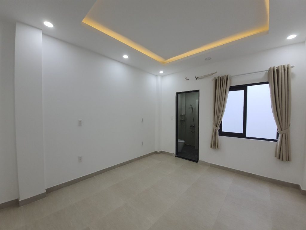 Không gian phòng với cửa sổ lùa thoáng mát