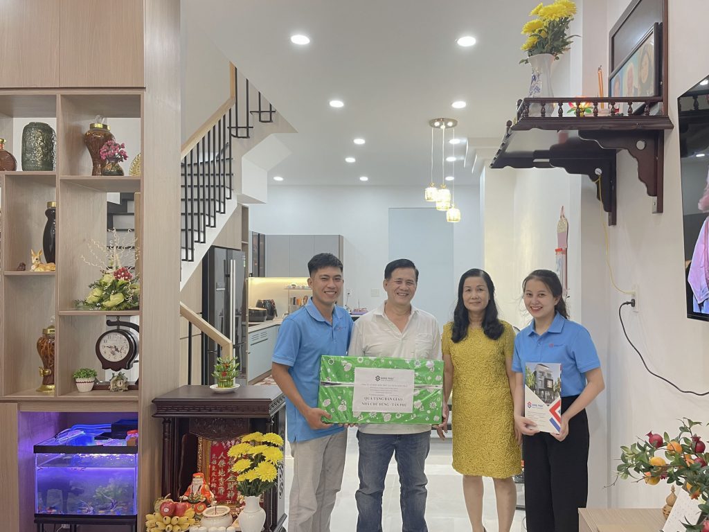 Đội ngũ nhân viên Song Phát bàn giao nhà cho gia đình chú Hùng