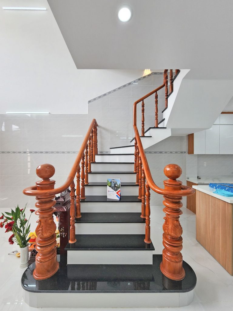 Toàn bộ cầu thang được sử dụng chất liệu gỗ mang đến giá trị kiến trúc cũng như tính thẩm mỹ cao cho công trình nhà 4m5x22. 