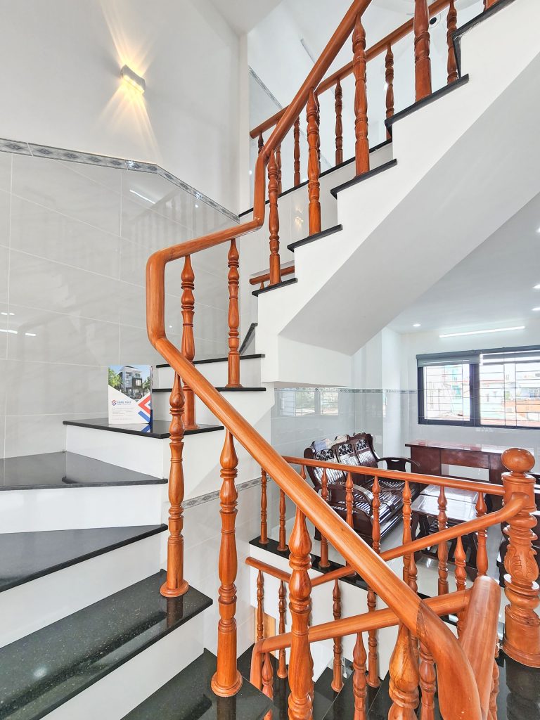 Lối lên lầu 1 được bố trí đèn cầu thang với ánh sáng phù hợp đảm bảo an toàn cho gia chủ trong quá trình di chuyển giữa các lầu. 