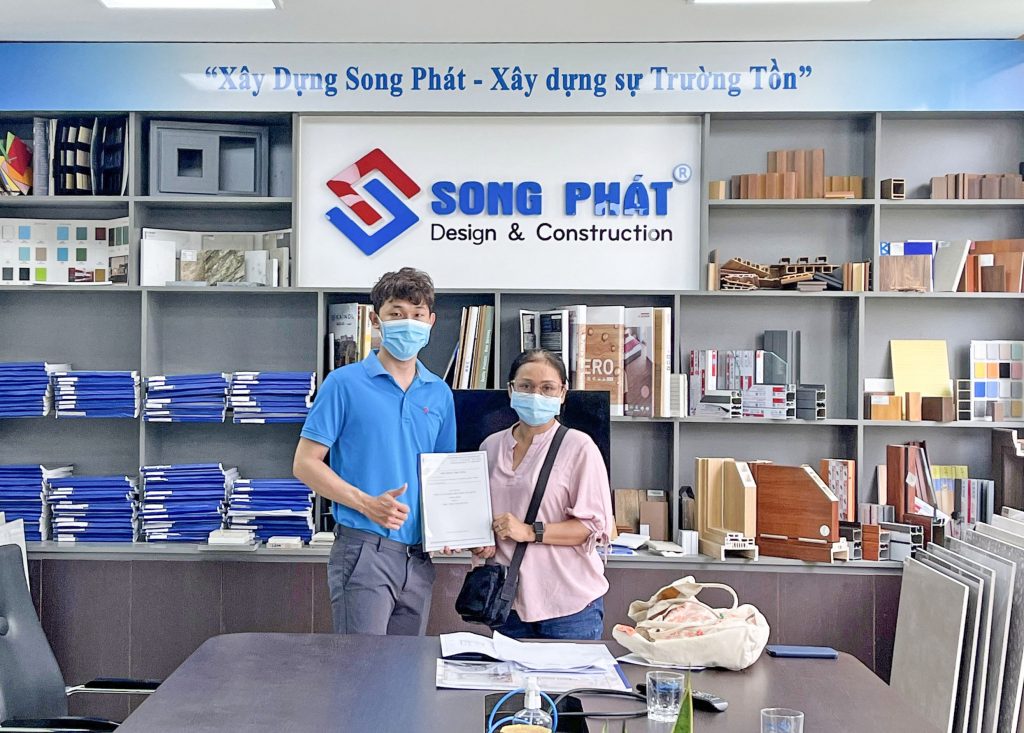 Chị Thi ký hợp đồng thiết kế thi công cùng Song Phát. 