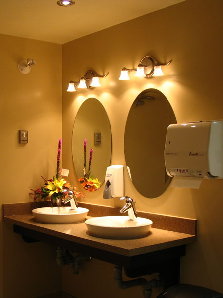 Gương tròn đơn giản nhưng với các bố trí ánh đèn đã làm cho không gian phòng tắm trở nên thư giãn vô cùng. 