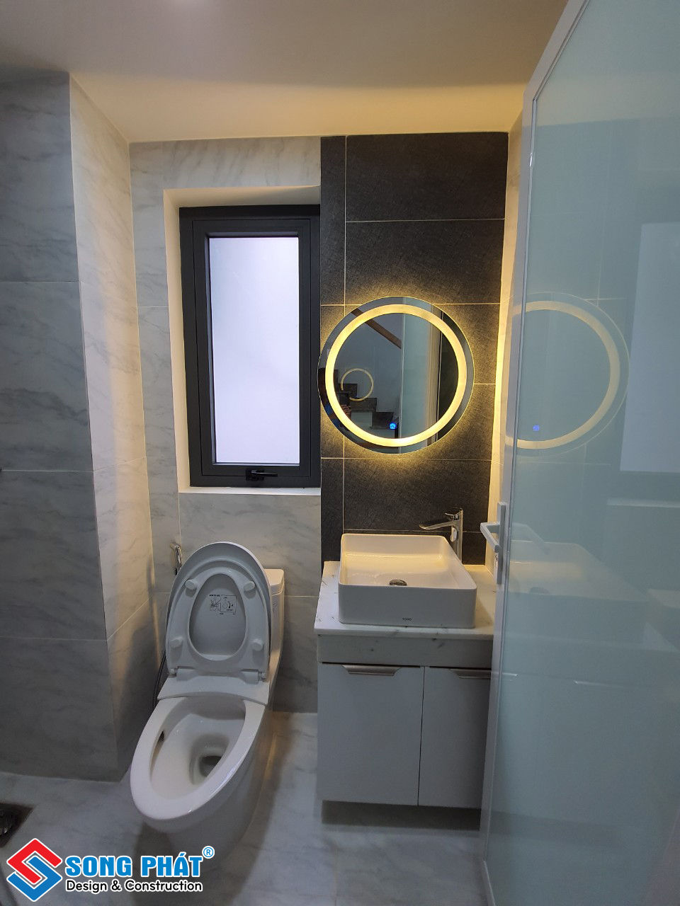 Gương tròn luôn là sự lựa chọn tối ưu cho những không gian phòng tắm vừa và nhỏ. 