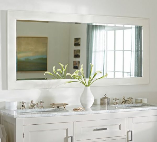 Gương treo tường truyền thống - giải pháp trang trí phòng tắm giúp tiết kiệm chi phí.