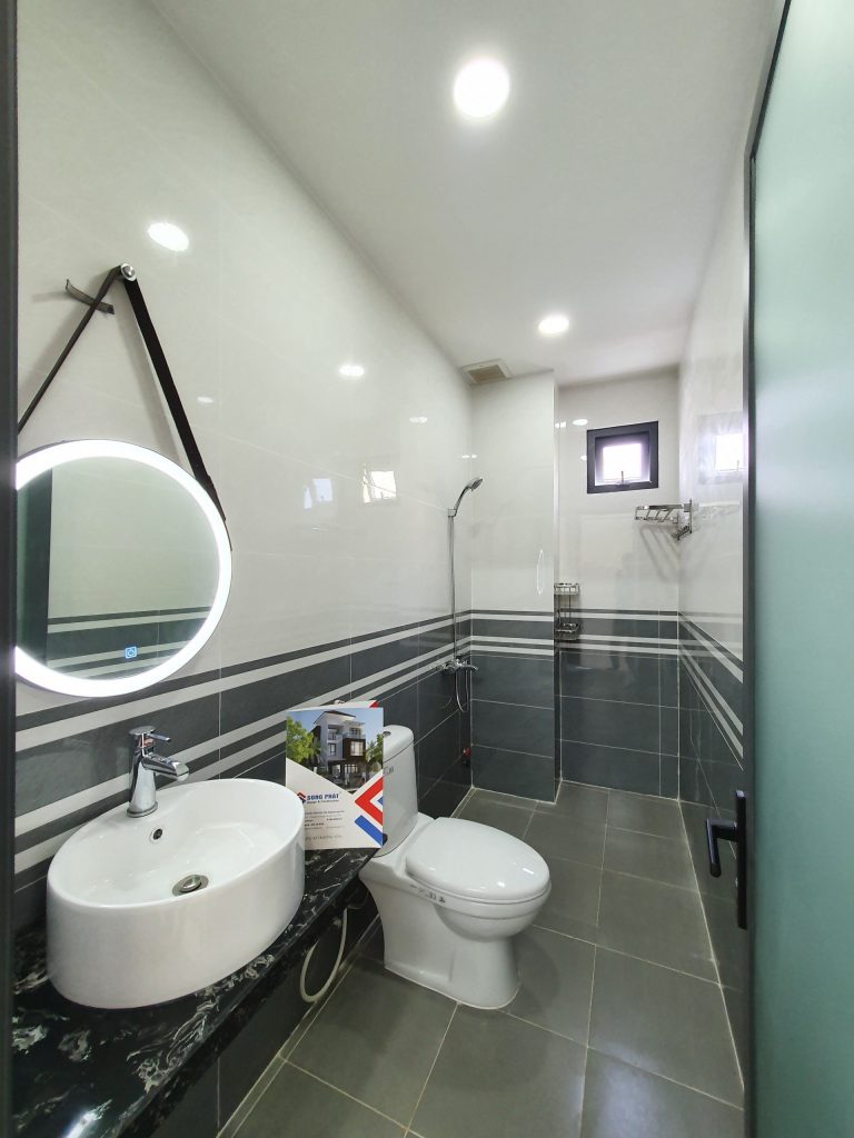 Sử dụng gương đèn led giúp tăng vẻ đẹp không gian phòng tắm rất hiệu quả. 