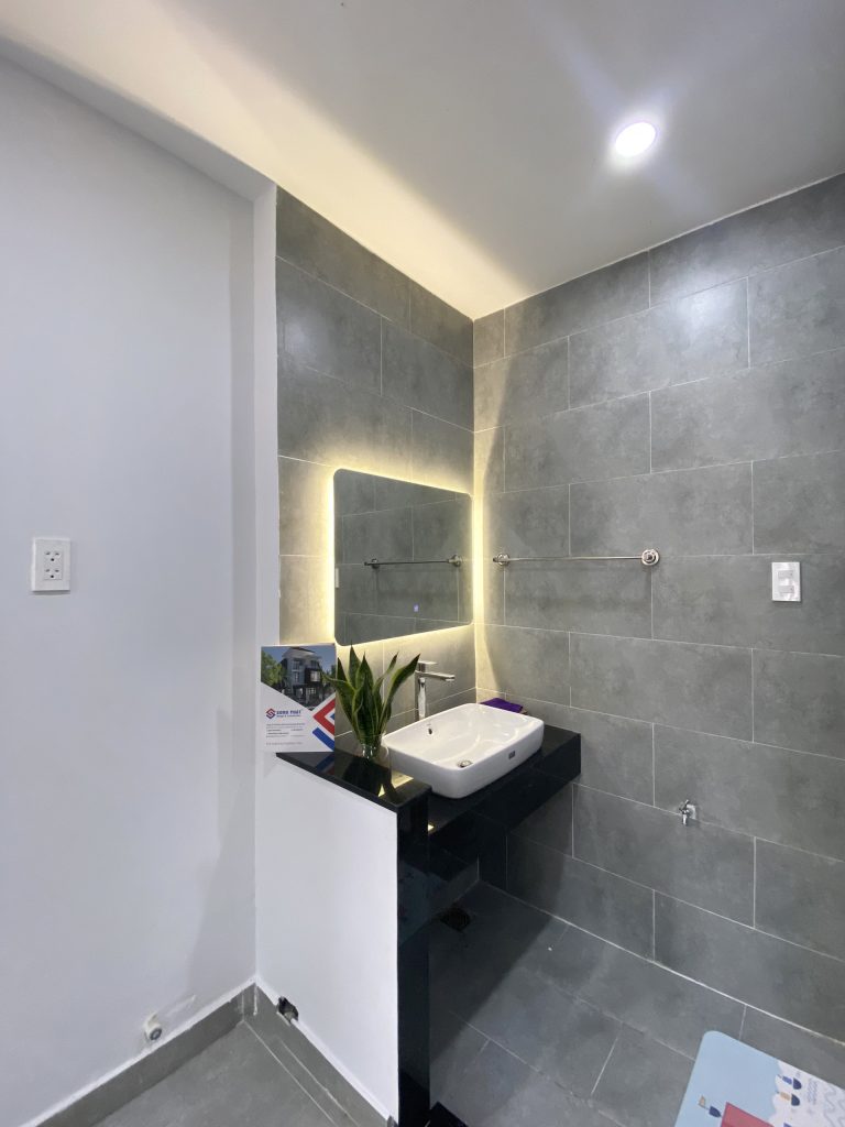 Gương trang trí giúp tô điểm cho không gian phòng tắm thêm sang trọng, bắt mắt.
