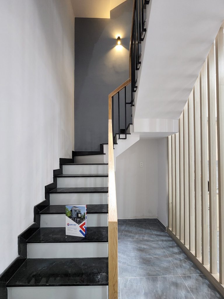 Vách ngăn trang trí tại khu vực cầu thang cũng là điểm nhấn sắc sảo cho không gian nhà