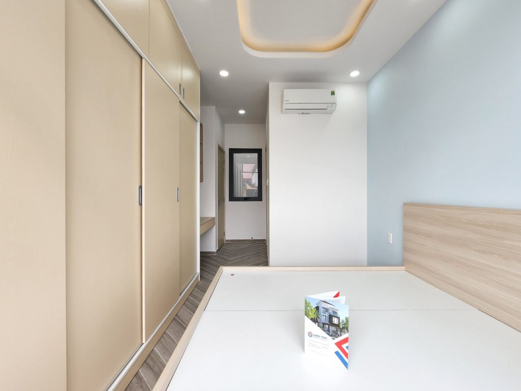 Phòng ngủ 1 với thiết kế lựa chọn tủ cửa lùa và bố trí khu vực làm việc.