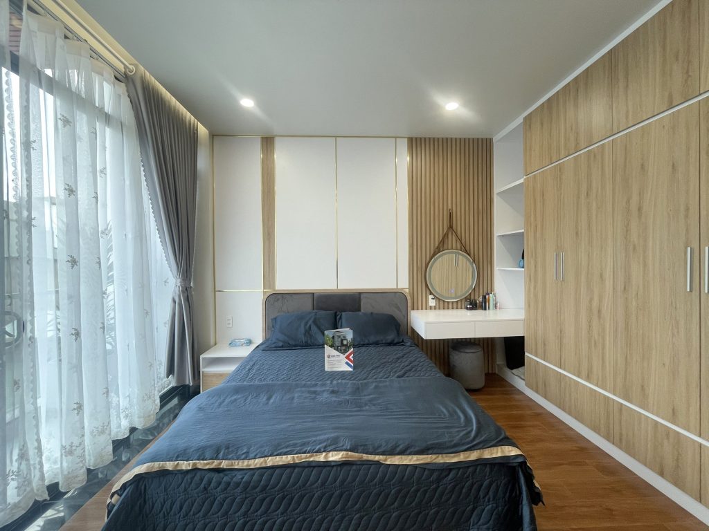 Không gian phòng ngủ với điểm nhấn nổi bật khu vực đầu giường. 