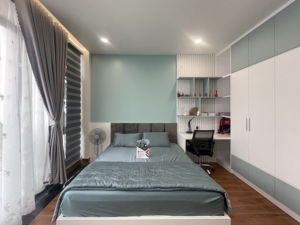 Phòng ngủ lầu 2 sử dụng sắc xanh dương nhấn nhá theeo vào sắc trắng nhẹ nhàng. 