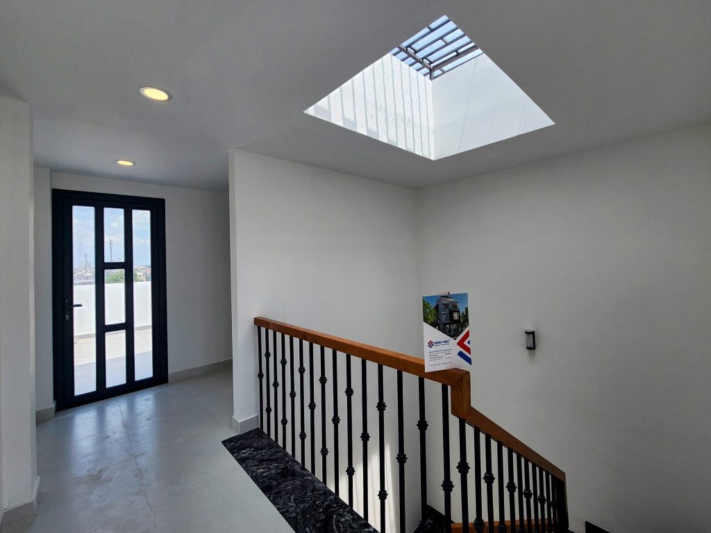 Phần tum sân thượng thoáng sáng với ô giếng trời, cung cấp nguồn năng lượng tự nhiên cho mọi ngóc ngách bên trong ngôi nhà. 