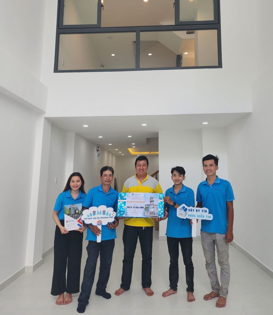 Đội ngũ Song Phát đến bàn giao nhà mới cho gia đình anh Vinh - Tân Phú. 