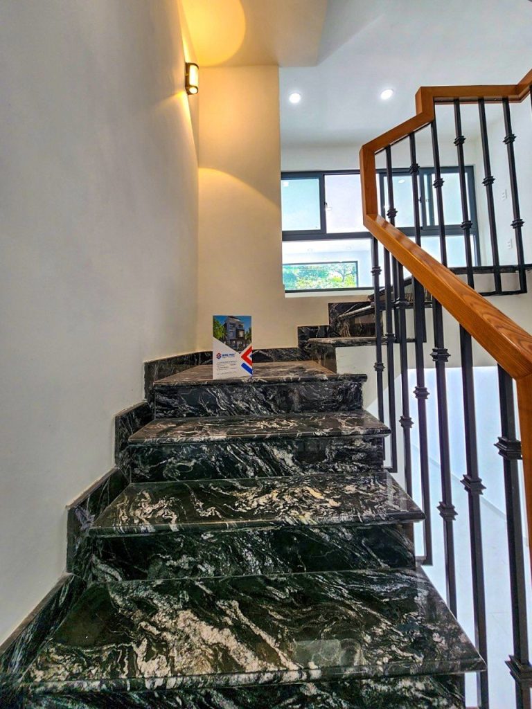 Cầu thang sử dụng đá đen vân mây trắng mang vẻ đẹp bí ẩn đến từng lối đi bên trong ngôi nhà. 