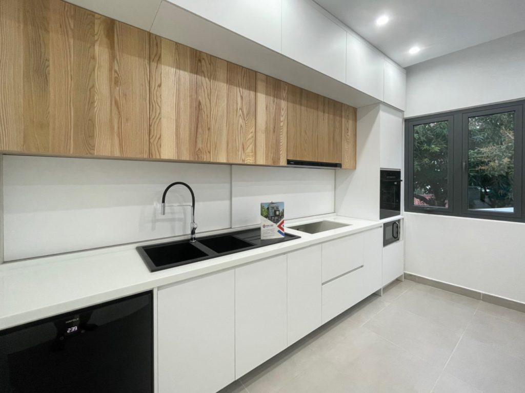 Đồ nội thất hiện đại kết hợp sắc màu trắng - đen - nâu gỗ tạo ra sự sang trọng, bề thế cho ngôi nhà 
