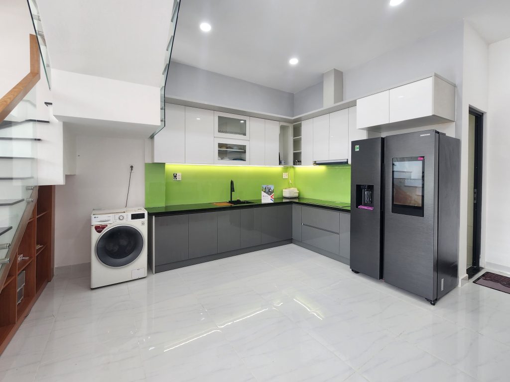 Không gian bếp với diện tích lên đến hơn 15m2 được liên thông trực tiếp với phòng khách. 