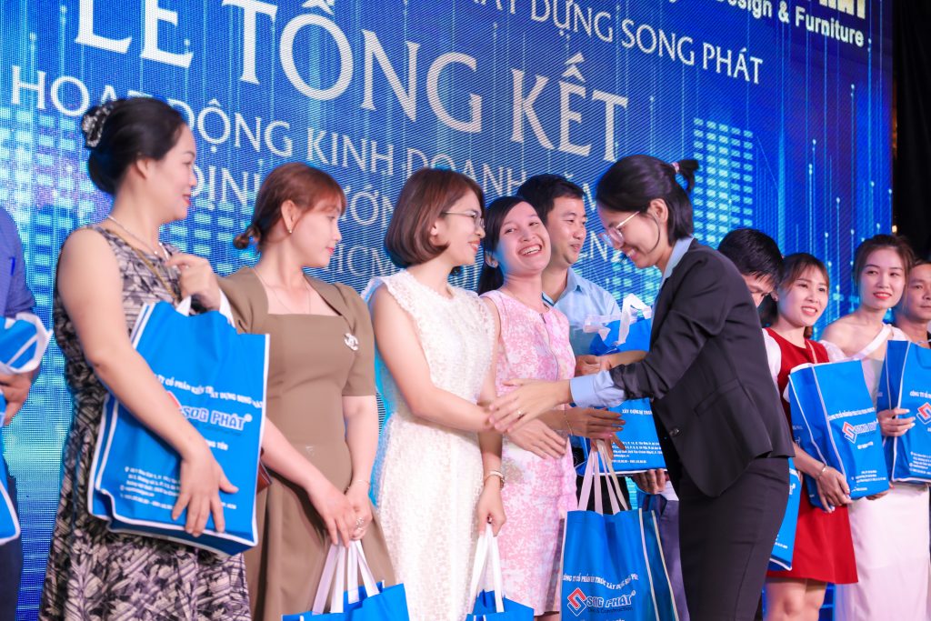 Bà Trần Thị Lý gửi tặng những món quà tri ân tới những người "bạn" đã đồng hành cùng Song Phát trong suốt 1 năm vừa qua. 