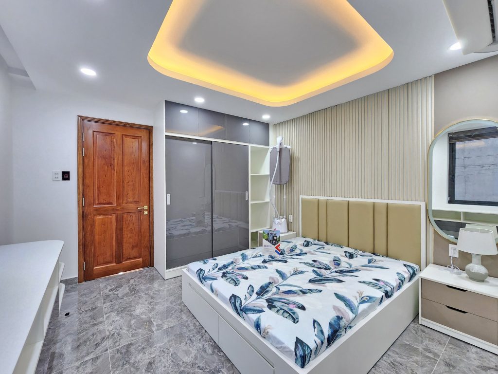 Không gian phòng ngủ master được lựa chọn sơn mảng màu xám sang trọng