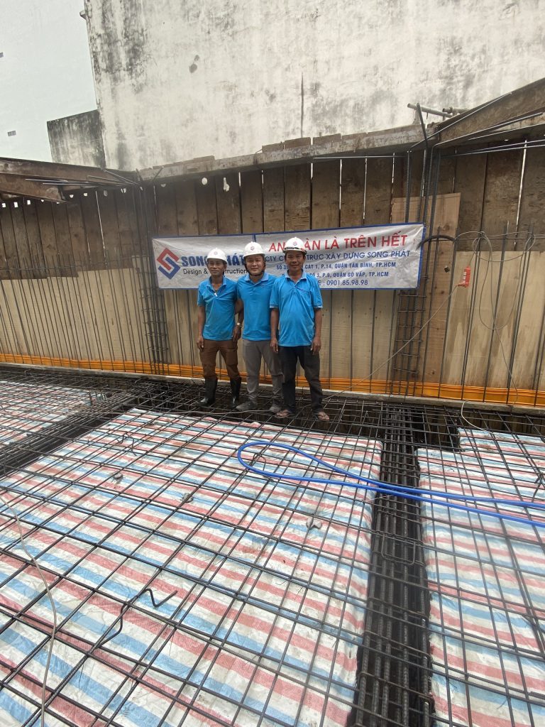 Đội ngũ kỹ sư giám sát Lê Anh Ty và cai công trình anh Nguyễn Bá Toàn và anh Nguyễn Văn Thanh
