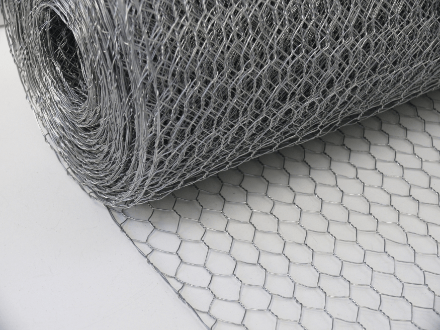 Lưới mắt cáo gồm những sợi lưới được dập hình thoi kéo dài thành những tấm lưới từ 1m x 5m. 