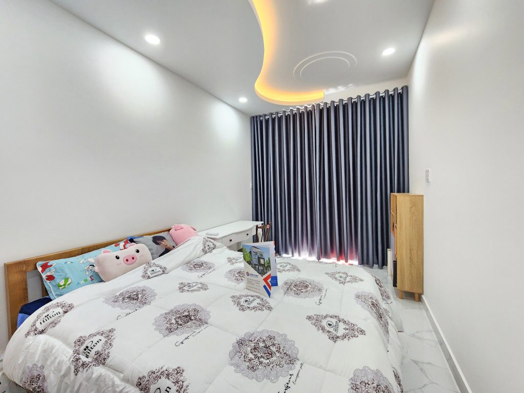 Thi công trần thạch cao nổi kết hợp đèn âm trần mang lại điểm nhấn ấn tượng cho phòng ngủ. 
