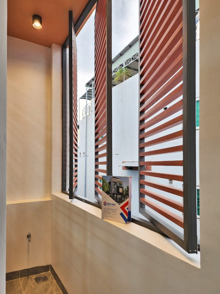 Sử dụng cửa sổ lá sách tạo nên sự đối lưu không khí một cách khá tự nhiên cho ngôi nhà. 