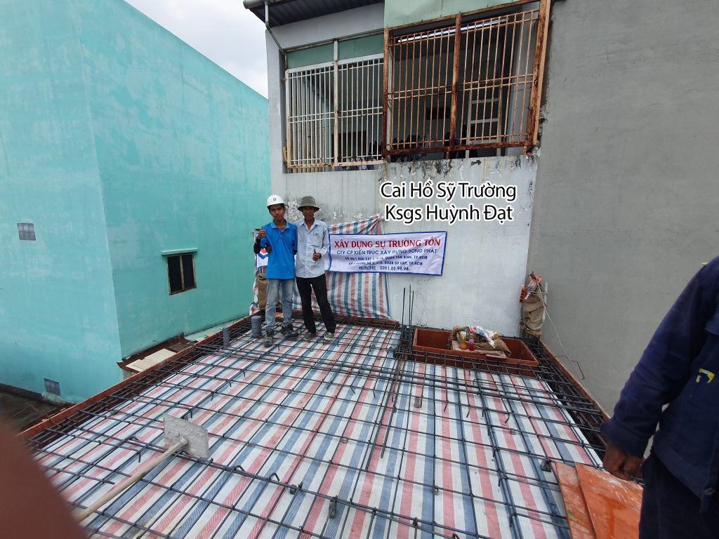 Cai Hồ Sỹ Trường, KSGS Huỳnh Đạt có mặt kiểm tra và giám sát quá trình đổ bê tông