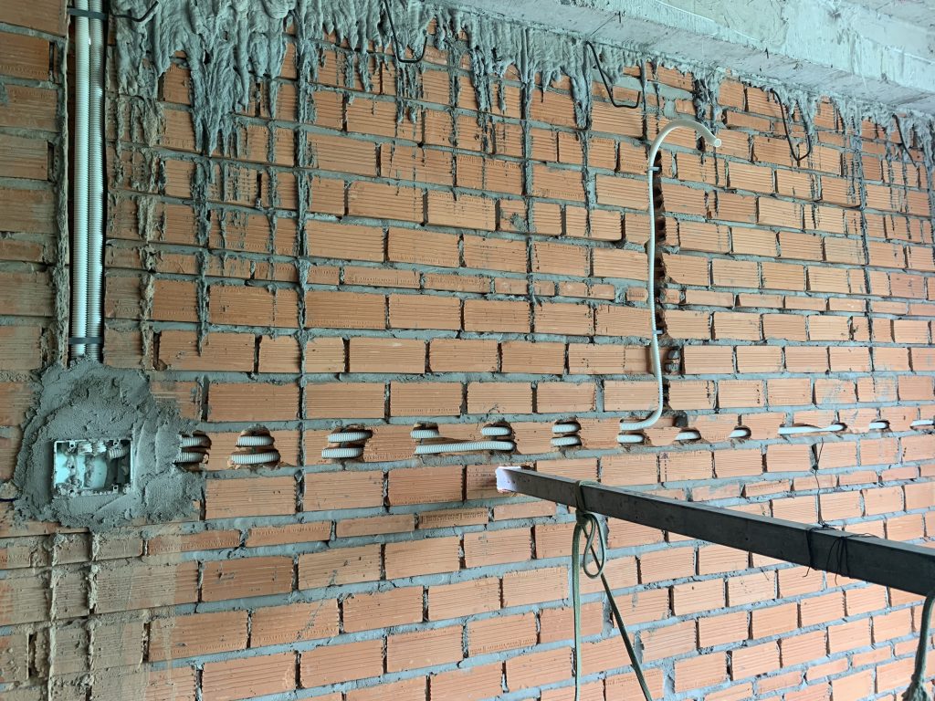27/04 Thi công ME âm tường lầu 1
