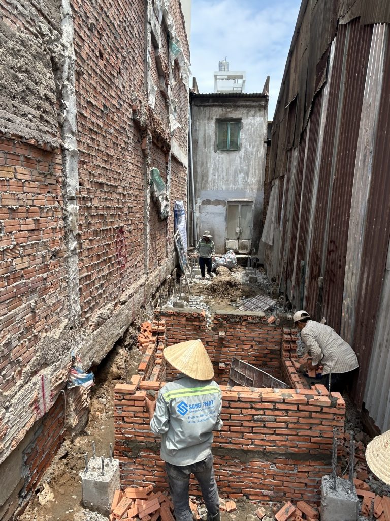 03/04 Thi công hầm tự hoại với gạch đinh giúp tăng khả năng chịu lực, chống thấm. 