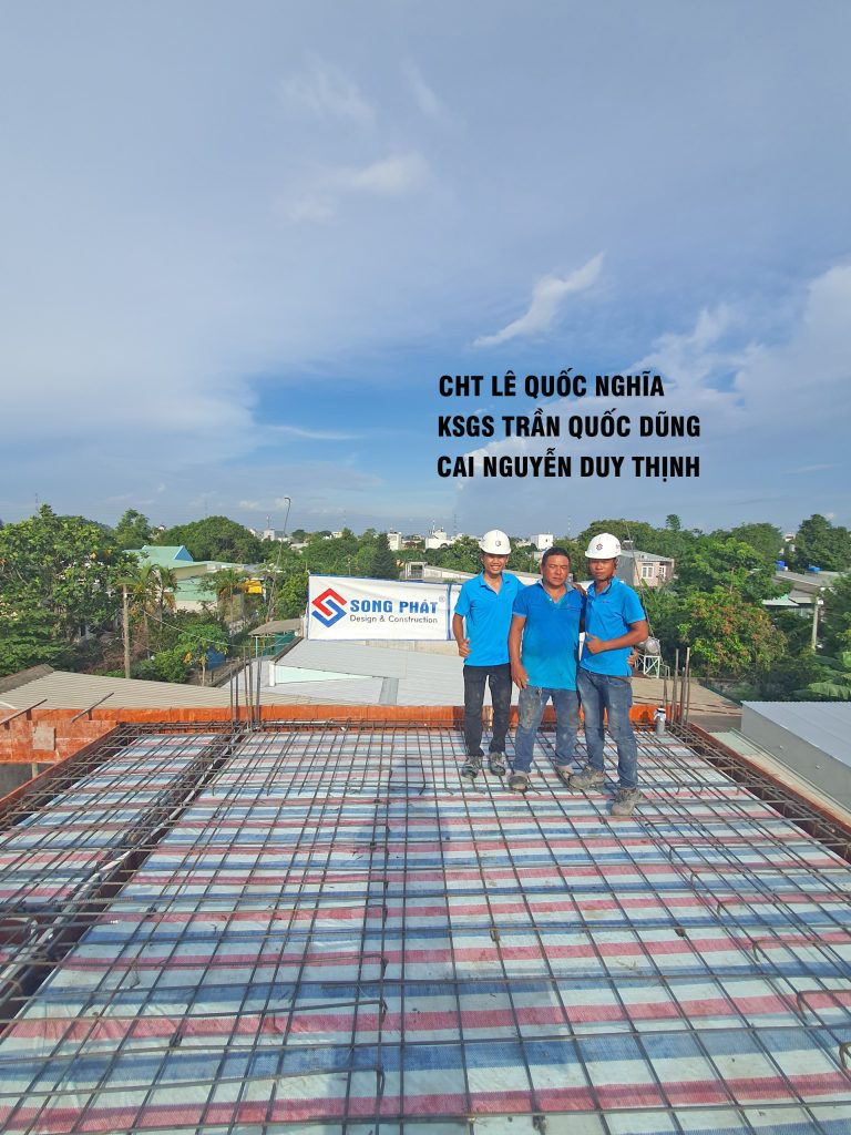 CHT Lê Quốc Nghĩa, KSGS Trần Quốc Dũng, Cai Nguyễn Duy Thịnh nghiệm thu thép sàn chuẩn bị cho quá trình cất nóc sàn mái.
