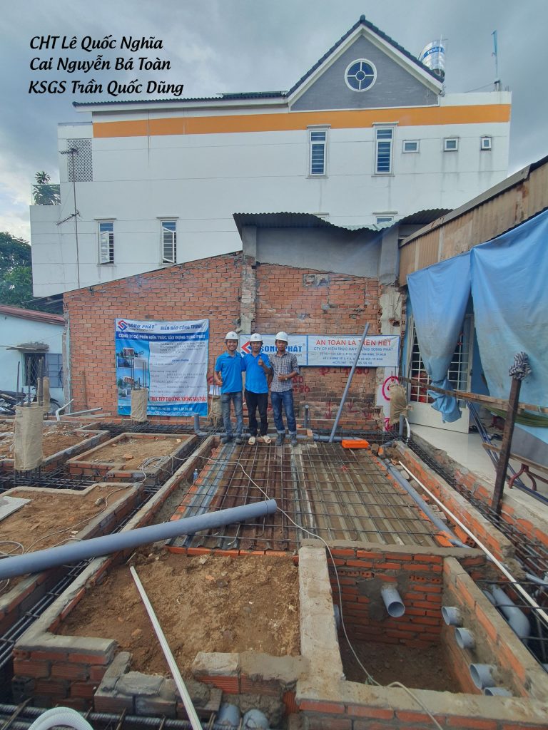 CHT Lê Quốc Nghĩa, Cai Nguyễn Bá Toàn, KSGS Trần Quốc Dũng nghiệm thu thép sàn, trực tiếp giám sát quá trình đổ bê tông móng. 