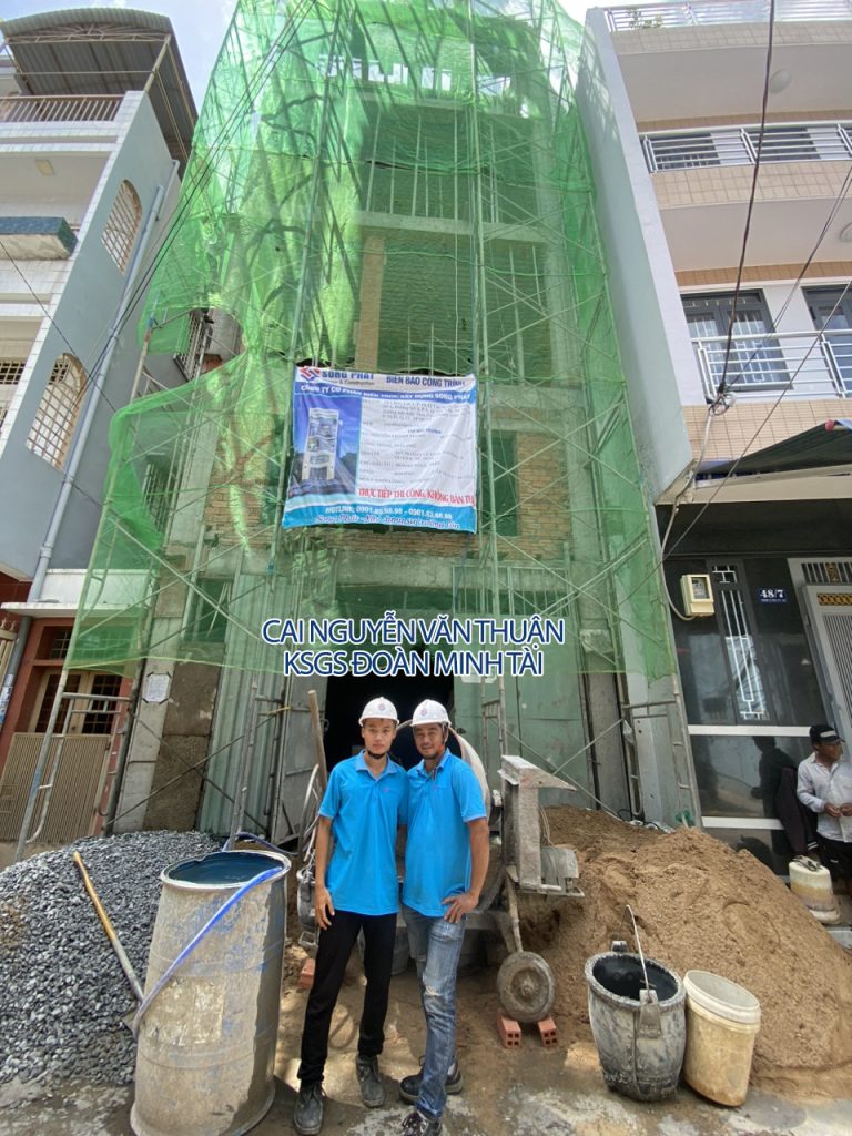 KSGS Minh Tài và Cai Văn Thuận nghiệm thu thép sàn, giám sát quy trình cất nóc sàn mái. 