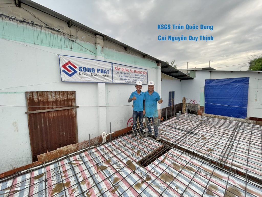 KSGS Trần Quốc Dũng, Cai Nguyễn Duy Thịnh nghiệm thu thép sàn, giám sát quá trình đổ bê tông. 