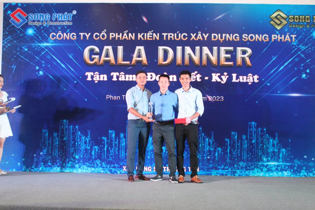 Nhân dịp 4 năm thành lập công ty, để thể hiện sự trân trọng, biết ơn đối với người thuyền trưởng của Song Phát - Ông Bùi Tấn Thời, Tập thể BGĐ - CBNV - Cai gửi tặng anh 1 kỷ vật.