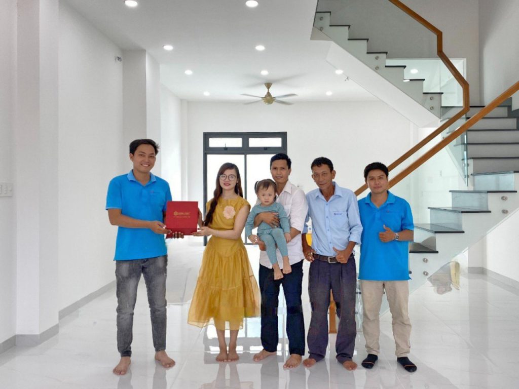 Sau 5 tháng thi công hoàn thiện Full nội thất, đội ngũ Song Phát vui vẻ đến tặng quà và bàn giao nhà mới cho gia đình anh Năng