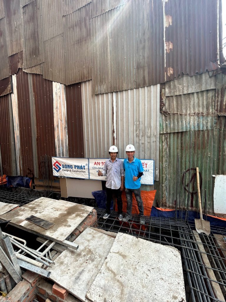 KSGS Trần Thiện Phương và Cai Nguyễn Bá Toàn phụ trách điều phối mọi hoạt động tại công trình. 