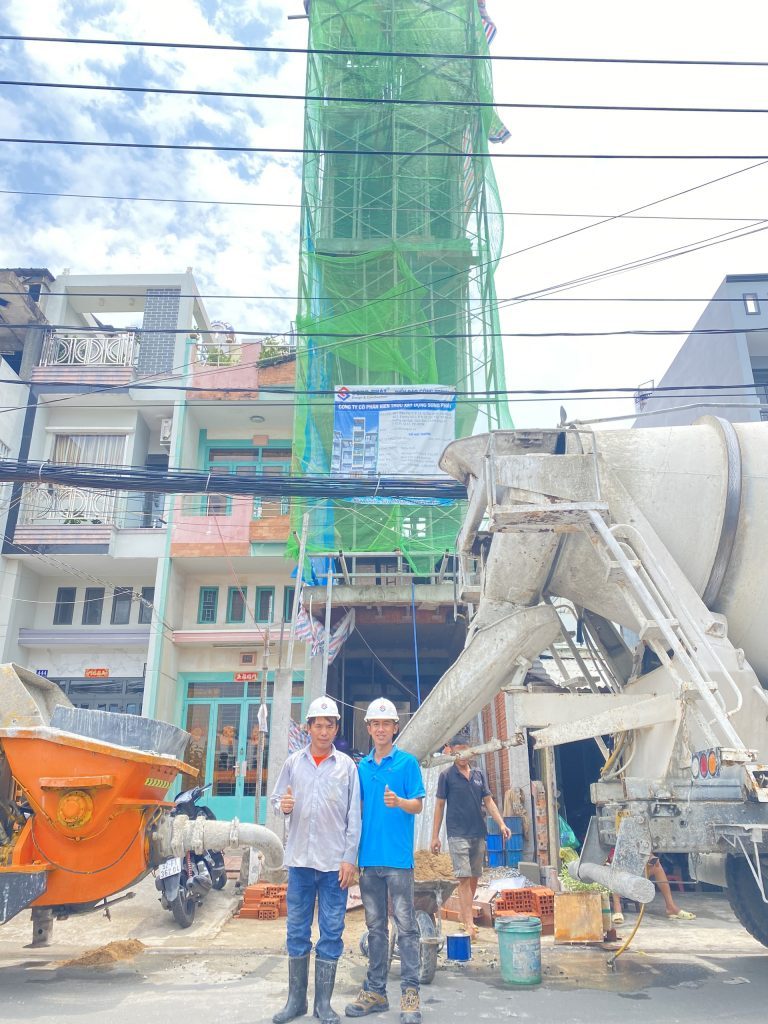 KSGS Trần Thiện Phương và Cai Nguyễn Bá Chín kiểm tra công trình trước khi cất nóc sàn mái. 