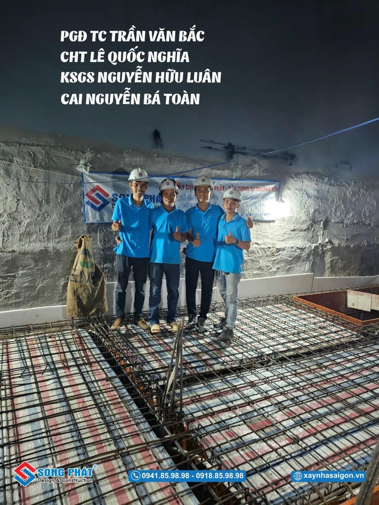 PGĐ TC Trần Văn Bắc, CHT Lê Quốc Nghĩa, KSGS Nguyễn Hữu Luân, Cai Nguyễn Bá Toán nghiệm thu thép sàn, giám sát quá trình đổ bê tông. 