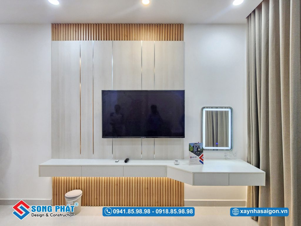 Kệ tivi cùng bàn trang điểm nổi bật bởi lam sóng gỗ kết hợp PVC nẹp inox sang trọng. 